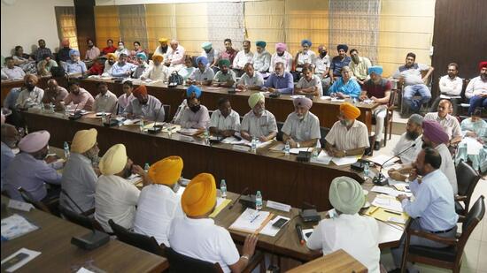 Gurmeet Singh Buttar, additional director of extension education, PAU, Ludhiana, presented the report of the last meeting and said several modifications and recommendations have been made as per farmers’ feedback and PAU experts’ suggestions. (HT PHOTO)