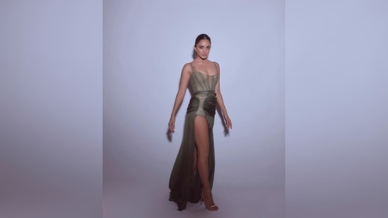 Kiara Advani's hairstylist gave her a neat hairdo with a pulled back mid-high ponytail.(Instagram/@kiaraaliaadvani)