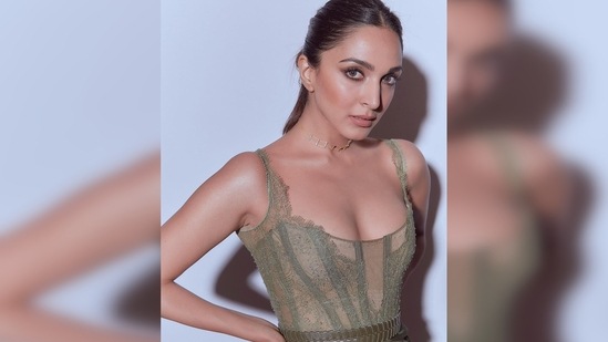 In another of her post, Akansha Ranjan Kapoor wrote, "GIRL WHAT ARE YOU," while Janhvi Kapoor and Mira Kapoor flooded the comment section with fire emojis.(Instagram/@kiaraaliaadvani)