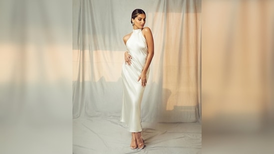 Tara Sutaria flaunts her toned back as she turned her back to the lens and posed for the camera.(Instagram/@tarasutaria)