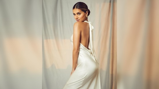 Tara Sutaria's makeup was kept dewy with neutral shimmery eyes, highlighted cheekbones and pink glossy lips.(Instagram/@tarasutaria)