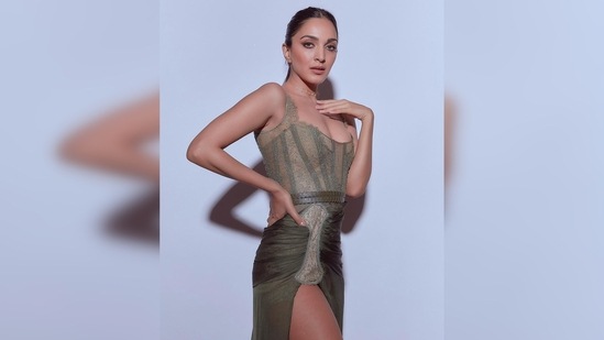 Kiara Advani wore coloured lenses which she complement with smokey eye makeup, prominent bronzed cheekbones and nude lips.(Instagram/@kiaraaliaadvani)