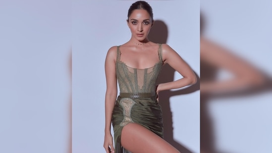Kiara Advani's dress was enough to make jaws drop so the actor decided to keep her jewellery minimal and wore just a choker and left her ears and wrist bare.(Instagram/@kiaraaliaadvani)