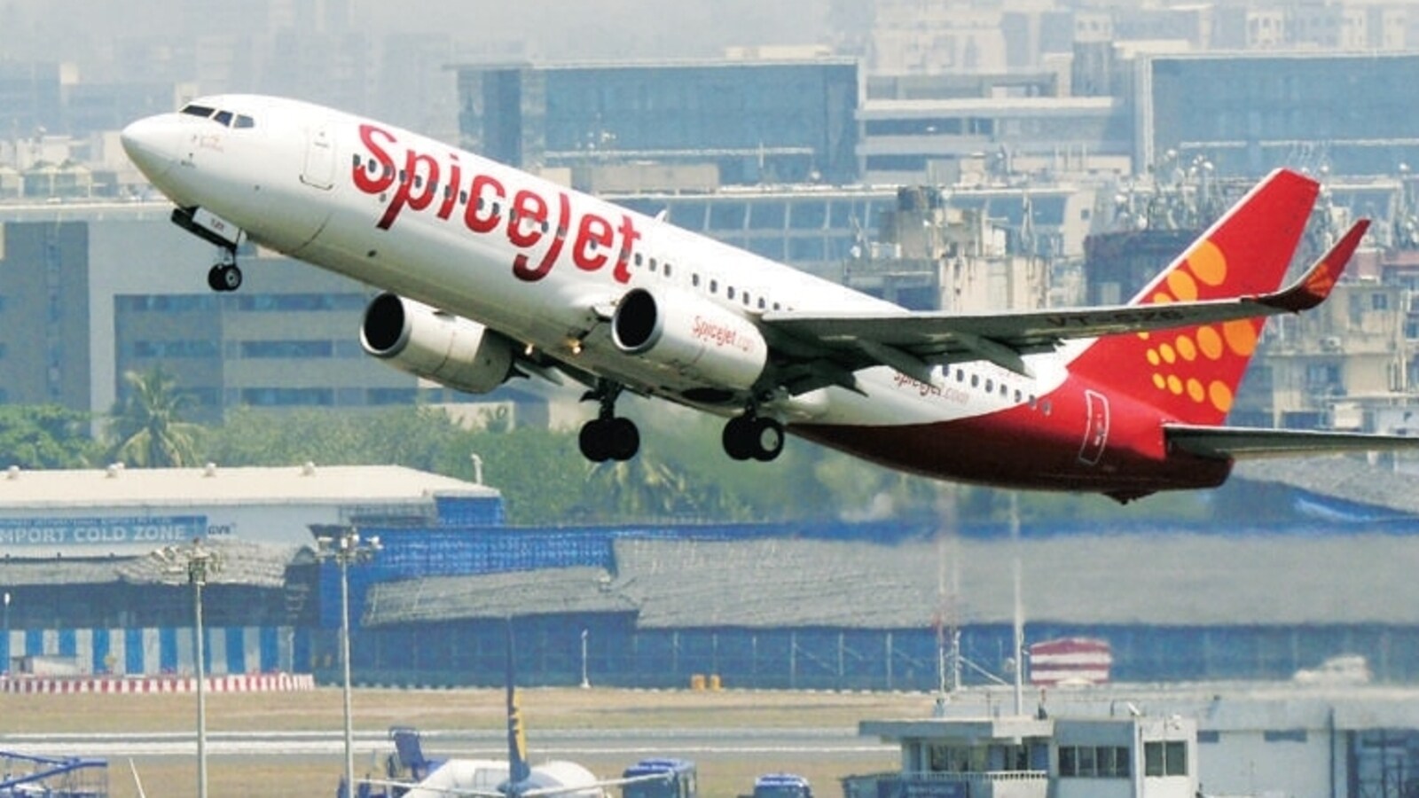 SpiceJet turbulence: DGCA says 2 passengers in ICU, crew off-rostered till  probe | Latest News India - Hindustan Times