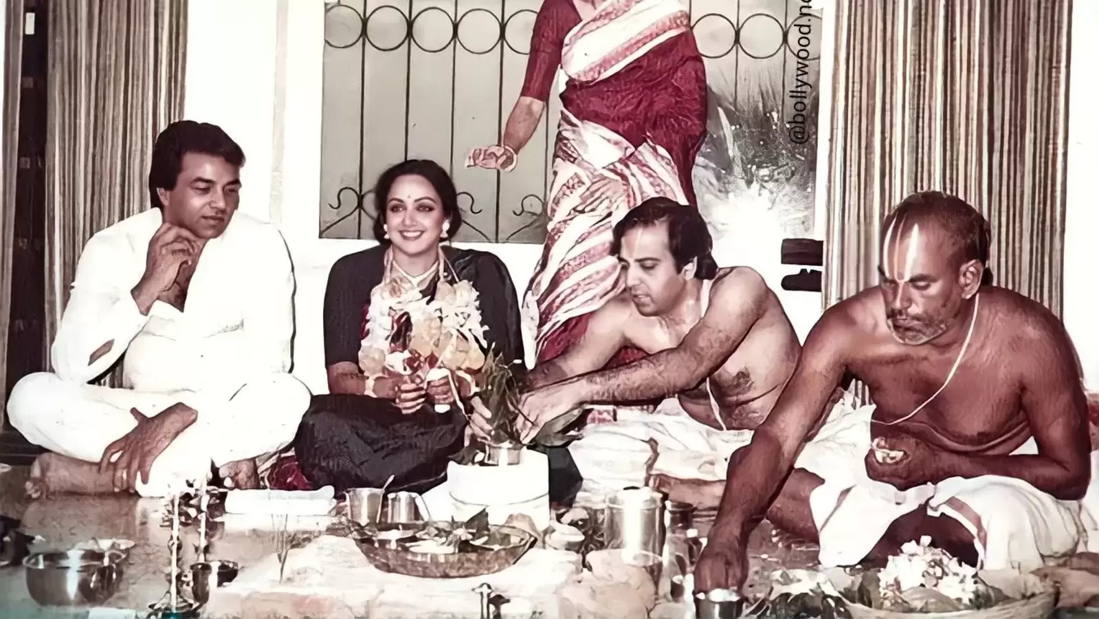 1599px x 900px - Hema Malini wears garland, sits with Dharmendra at wedding. See throwback  pic | Bollywood - Hindustan Times
