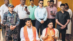 MLA Ravi Rana and his wife MP Navneet Rana HT File Photo