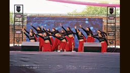 DU students put their best foot forward at the dance competitions at the annual fest of CVS. (Photo: Gokul VS/HT)