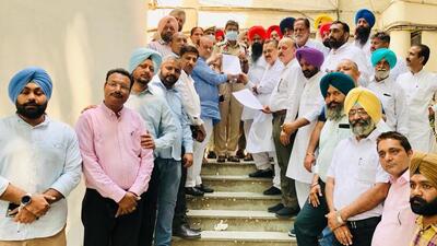 Mayor Balkar Singh Sandhu with deputy mayor Sarvjit Kaur Shimlapuri and other councillors submitting a complaint against Aam Aadmi Party (AAP) MLA (Ludhiana south) Rajinder Pal Kaur Chhina to commissioner of police Kaustubh Sharma in Ludhiana on May 2, 2022. (HT PHOTO)