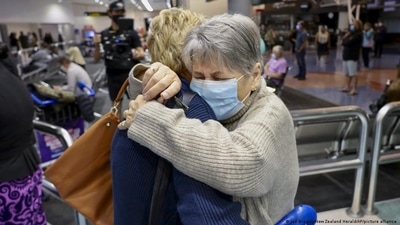 Families embrace as New Zealand opens its borders after more than two years (Jed Bradley/New Zealand Herald/AP/picture alliance ) Families embrace as New Zealand opens its borders after more than two years (Jed Bradley/New Zealand Herald/AP/picture alliance )