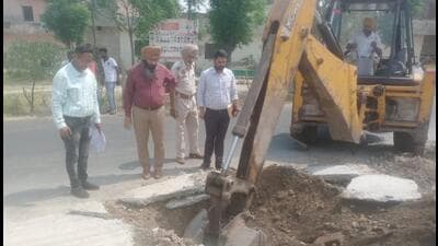 Ludhiana MC team snapping water and sewerage connections of illegal colonies. (HT PHOTO)