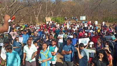 People gathered at Vetal Tekdi (hills) early Sunday morning, expressing concern against PMC’s plan of developing roads and tunnels through the hill. (HT PHOTO) People gathered at Vetal Tekdi (hills) early Sunday morning, expressing concern against PMC’s plan of developing roads and tunnels through the hill. (HT PHOTO)