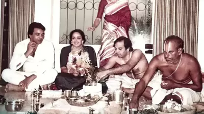 Hema Malini and Dharmendra on their wedding day. (Pic courtesy: Instagram/Bollywood Nostalgia) Hema Malini and Dharmendra on their wedding day. (Pic courtesy: Instagram/Bollywood Nostalgia) 