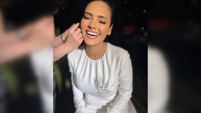 Esha Gupta did not go loud on her makeup and went for the sun-kissed look with slight winged lined eyes featuring subtle blue shimmered inner corners and nude lips. (Instagram/@egupta) Esha Gupta did not go loud on her makeup and went for the sun-kissed look with slight winged lined eyes featuring subtle blue shimmered inner corners and nude lips. (Instagram/@egupta)