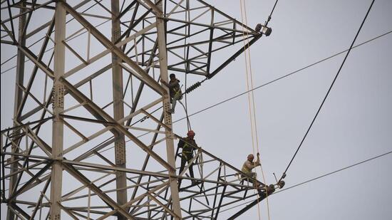 Residents in a few areas had to deal with outages due to localised issues such as voltage fluctuation, said the officials. (PARVEEN KUMAR/HT PHOTO) Residents in a few areas had to deal with outages due to localised issues such as voltage fluctuation, said the officials. (PARVEEN KUMAR/HT PHOTO)
