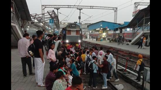 The labour union members laying siege to the tracks after some of them were penalised for boarding train sans tickets (HT Photo)