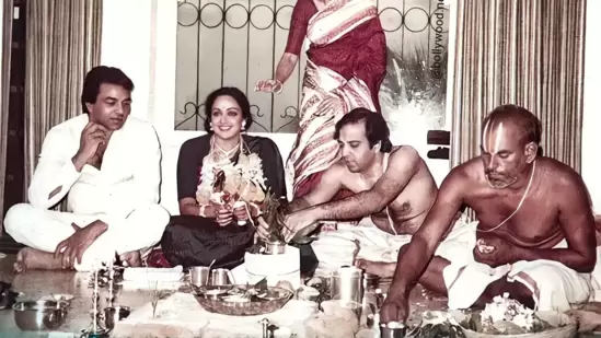 Hema Malini and Dharmendra on their wedding day. (Pic courtesy: Instagram/Bollywood Nostalgia) 