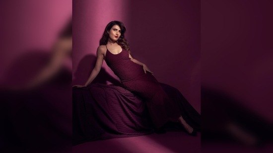 Fatima Sana Shaikh elongated her toned body to strike an elegant pose for the camera.(Instagram/@fatimasanashaikh)