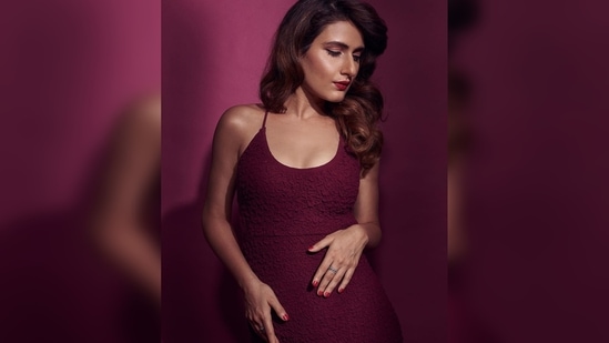 Fatima Sana Shaikh in ₹5k cut-out backless maroon ruched dress gives ...