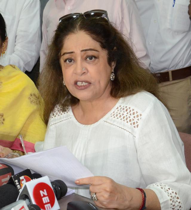 Chandigarh MP Kirron Kher remarked that administration officials had forgotten her. Her comment came after no senior official turned up to receive her on her arrival at the event. (HT) Chandigarh MP Kirron Kher remarked that administration officials had forgotten her. Her comment came after no senior official turned up to receive her on her arrival at the event. (HT)