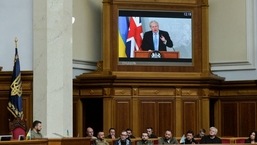 O presidente da Ucrânia, Volodymyr Zelenskyy, participa de uma sessão do parlamento, enquanto o primeiro-ministro britânico, Boris Johnson, se dirige a parlamentares ucranianos por videolink, enquanto o ataque da Rússia à Ucrânia continua, em Kiev, 