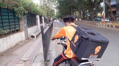 Food delivery persons are now demanding an increase in commission after fuel price hike. (Aaryaman Dahiya/HT PHOTO) Food delivery persons are now demanding an increase in commission after fuel price hike. (Aaryaman Dahiya/HT PHOTO)