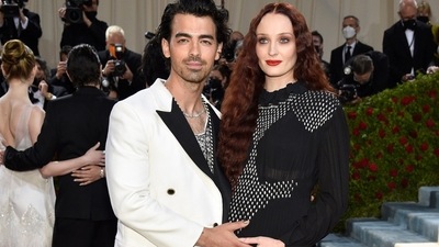 Sophie Turner flaunted her baby bump as she arrived at the Met Gala 2022 in a floor-sweeping embellished black gown. (Evan Agostini/Invision/AP) Sophie Turner flaunted her baby bump as she arrived at the Met Gala 2022 in a floor-sweeping embellished black gown. (Evan Agostini/Invision/AP)