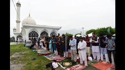 Muslim devotees offer prayers on Eid amid rain at the Hazratbal shrine in Srinagar on Tuesday. The festival was celebrated with fervour and gaiety in Kashmir. (Waseem Andrabi/HT)