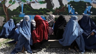 Afghan women wait to receive a food package being distributed by a Saudi Arabia humanitarian aid group at a distribution center in Kabul, Afghanistan, April 25, 2022.&nbsp; (REUTERS)