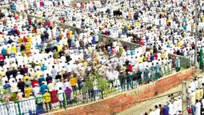 Muslims offer prayers at Sadar Bazar on Tuesday. (HT Photo)
