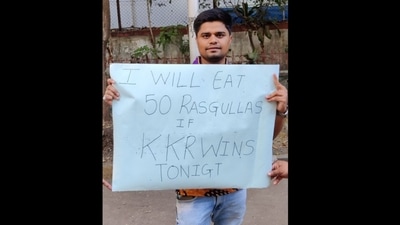 The fan held the banner that he would eat 50 rasgullas if KKR wins.&nbsp; (KolkataKnightRiders/Instagram)