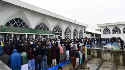 In Srinagar, devotees gather outside Hazratbal shrine amid rainfall to offer Eid prayers. (HT Photo/Waseem Andrabi)