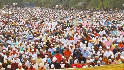 Muslims offer prayers on the occasion of Eid Ul-fitr at Jama Masjid Grounds in Sector 20 in Chandigarh. (Keshav Singh/ Hindustan Times) Muslims offer prayers on the occasion of Eid Ul-fitr at Jama Masjid Grounds in Sector 20 in Chandigarh. (Keshav Singh/ Hindustan Times)