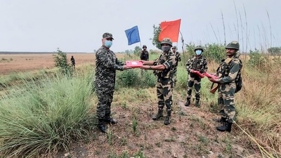 BSF and Pak Rangers exchange sweets on Eid along Indo-Pak international border in Jammu. (Hindustan Times) BSF and Pak Rangers exchange sweets on Eid along Indo-Pak international border in Jammu. (Hindustan Times)