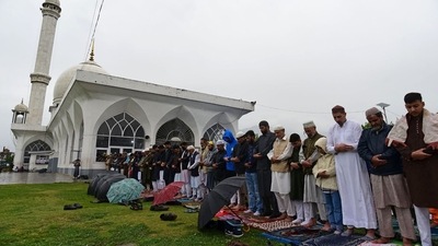 Devotees offering prayers in Srinagar. (Waseem Andrabi/Hindustan Times)