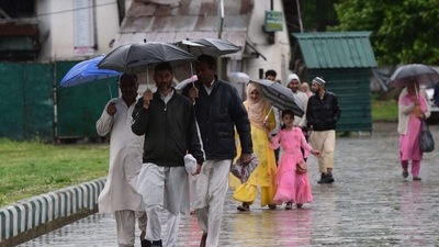 People arrive to offer EID prayers amid rains outside Hazratbal shrine in Srinagar ( Waseem Andrabi/Hindustan Times) People arrive to offer EID prayers amid rains outside Hazratbal shrine in Srinagar ( Waseem Andrabi/Hindustan Times)
