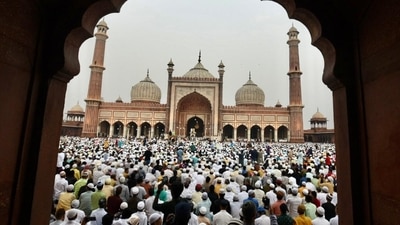 With the sighting of the crescent moon on Monday, the month-long fasting of Ramzan has come to an end and Eid-ul-Fitr is being celebrated across the country on May 3. (HT Photo/Raj K Raj)