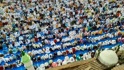 Devotees offer their Namaaz on occasion of Ramadan Eid at IDGA masjid ground in Thane. (Praful Gangurde/HT photos) Devotees offer their Namaaz on occasion of Ramadan Eid at IDGA masjid ground in Thane. (Praful Gangurde/HT photos)