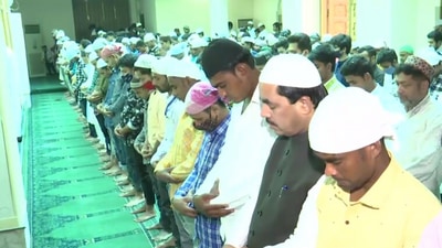 BJP leader Shahnawaz Hussain offers namaz at Parliament Street Mosque in New Delhi on the occasion of Eid. (ANI)