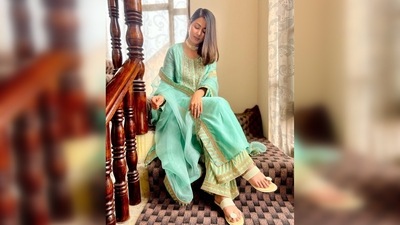 Hina Khan, dressed in a blue salwar suit, greets her fans via pictures and wished her wellwishers, "Eid Mubarak." (Instagram/@realhinakhan) Hina Khan, dressed in a blue salwar suit, greets her fans via pictures and wished her wellwishers, "Eid Mubarak." (Instagram/@realhinakhan)