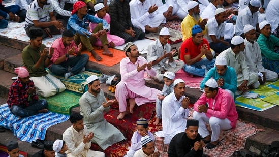I fedeli offrono una speciale preghiera mattutina per iniziare l'Eid al-Fitr, che segna la fine del mese sacro del Ramadan, presso la Moschea Jama Masjid.  (Foto di Jawhara Samad/AFP)