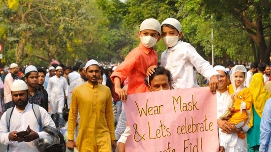 I devoti musulmani con bambini hanno diffuso un messaggio per indossare una maschera dopo aver eseguito le preghiere dell'Eid al-Fitr nel cortile del Jamia Masjid nel settore 20 a Chandigarh.  (Keshav Singh / Hindustan Times)