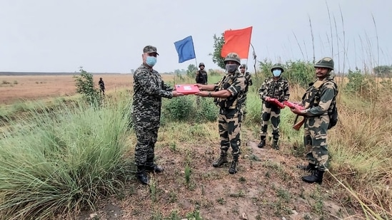 BSF e Buck Rangers si scambiano dolci su Eid lungo il confine internazionale India-Pakistan a Jammu (Hindustan Times)