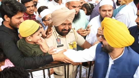 Il Primo Ministro del Punjab Bhagwant Mann prega e saluta le persone durante l'Eid al-Fitr a Mallakutla (Hindustan Times)
