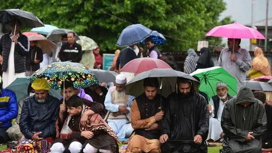 I musulmani eseguono la preghiera dell'Eid sotto la pioggia fuori dal santuario di Hazratbal & nbsp;  a Srinagar e Jammu e Kashmir.  (Waseem Andrabi / Hindustan Times)