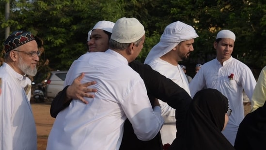 Le persone si salutano in occasione dell'Eid (foto Praful Gangurde / HT)