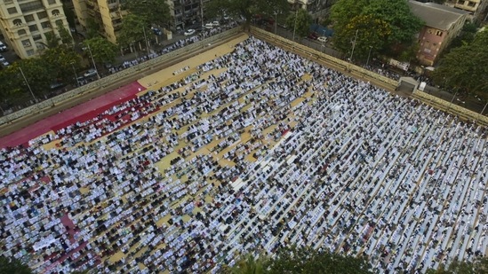 Hundreds of Muslim devotees offer Namaz on the occasion of Ramadan Eid at YMCA ground in Mumbai on May 3.(HT Photo/Anshuman Poyrekar)
