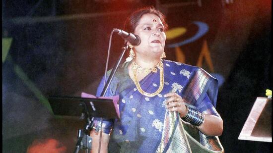 Singer Usha Uthup in performance. (Virendra Prabhakar/HT Photo)