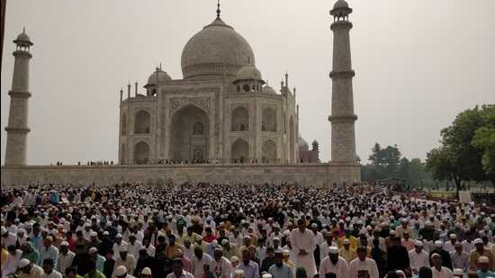 Eid namaz being offered at the mosque on the Taj Mahal premises on Tuesday. (HT)