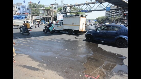 Water leakage at several spots in Vishrantwadi area - Hindustan Times