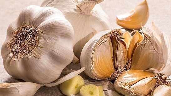 Have garlic, carrot, apple, peach, berries rich in fibres, vitamins and minerals.(Pixabay)